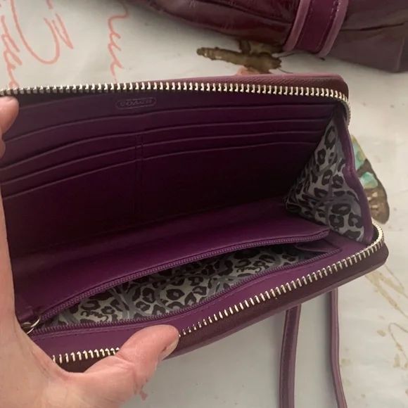Coach Poppy Glossy Patent Tote in Plum and Berry w/matching wallet and hang tags - Picture 12 of 12